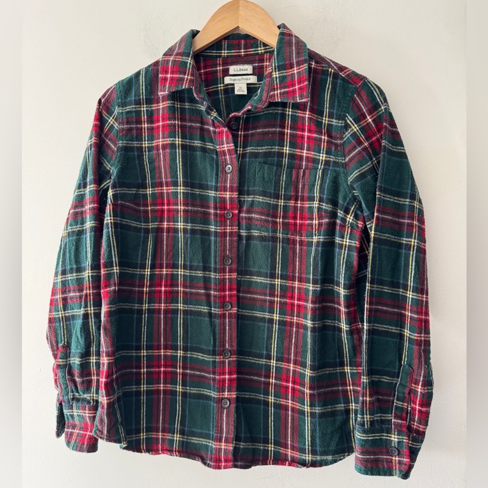 L.L. Bean Scotch Plaid Button Down Flannel Slightly Fitted Green and Red‎ Cozy